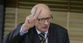 Władysław Bartoszewski odznaczony przez Polski Czerwony Krzyż