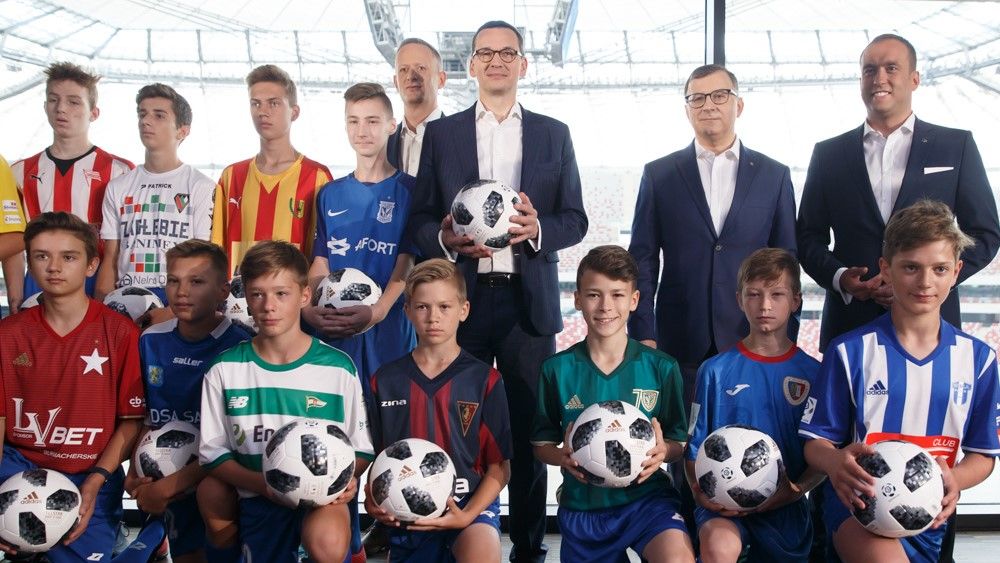 - Trzeba sporo się napracować, żeby były sukcesy - powiedział premier młodym piłkarzom.