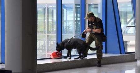 Nieśmieszny żart na lotnisku. Zostawił torbę z napisem "bomba"