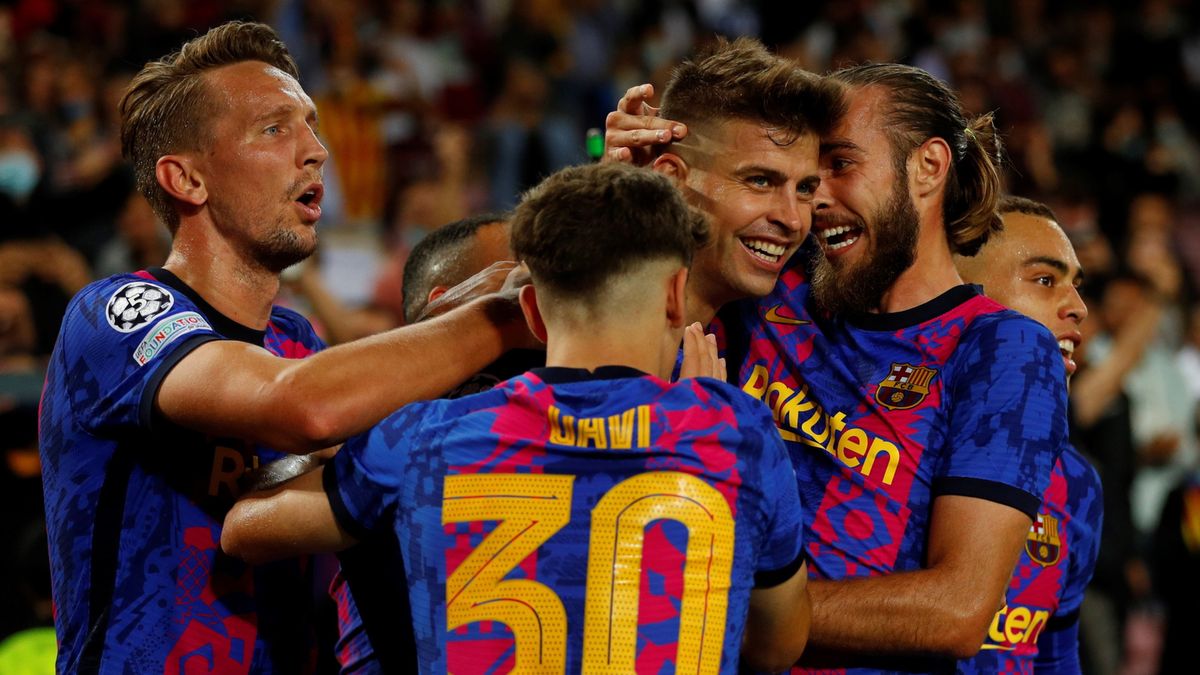 PAP/EPA / Alejandro Garcia  / Na zdjęciu: Piłkarze FC Barcelonaw meczu z Dynamo Kijów