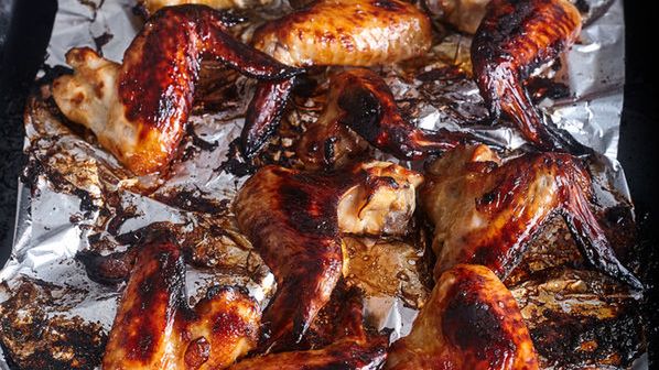 Skrzydełko z kurczaka ze skórą w sosie BBQ pieczone na rożnie