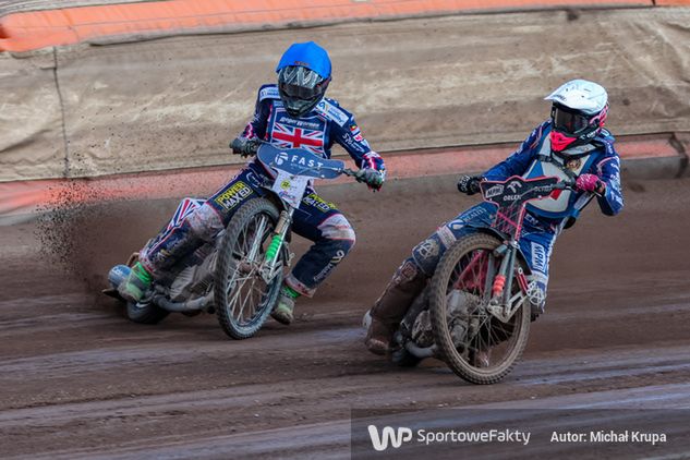 William Cairns w kasku niebieskim