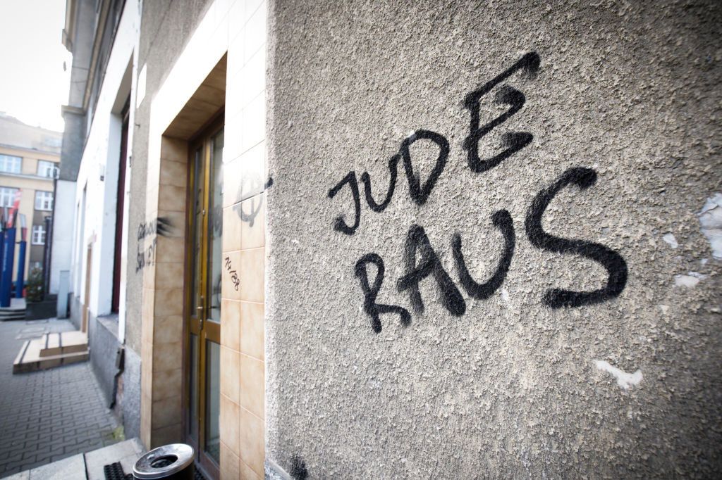 Antysemickie graffiti na siedzibie biura Obywateli RP w Warszawie w 2019 roku