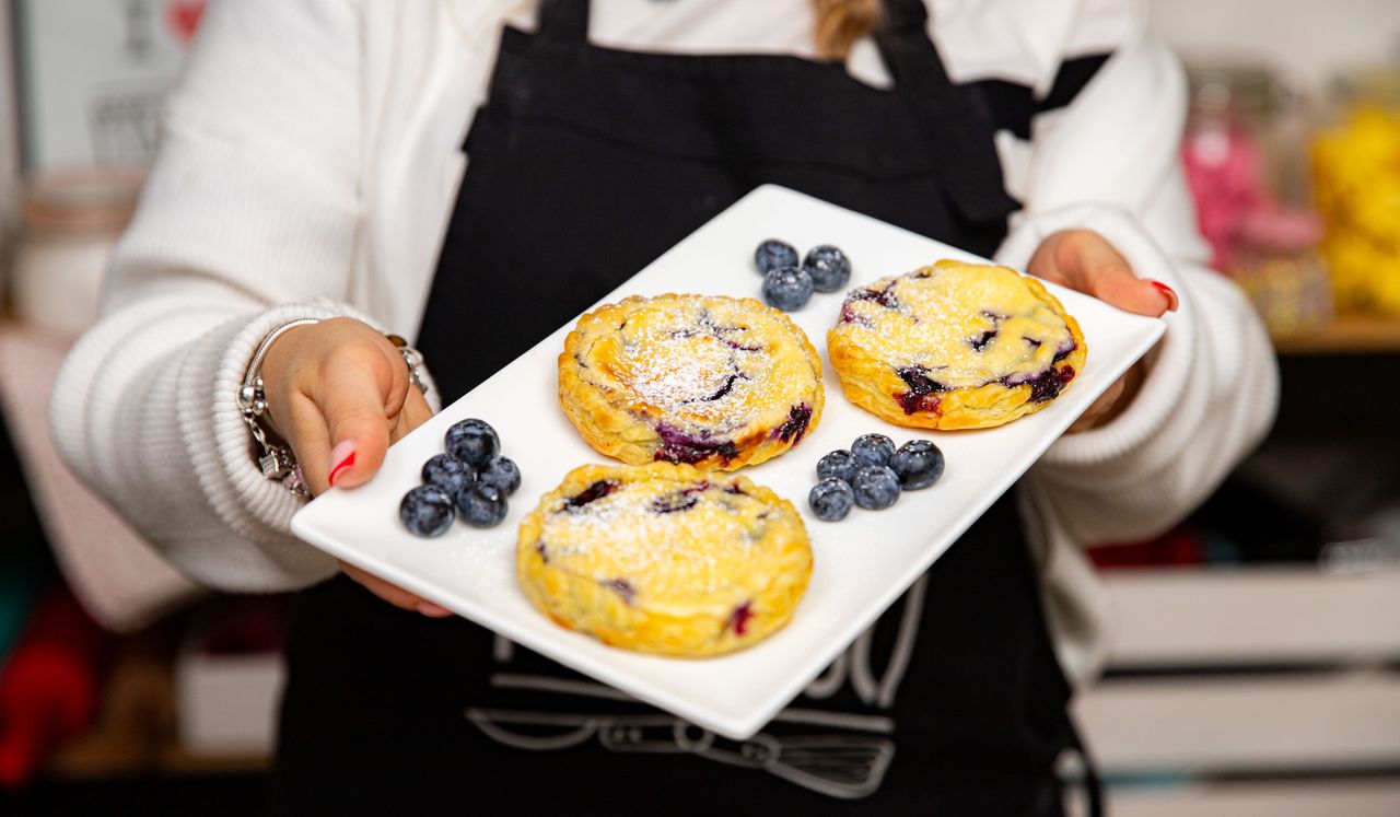 Ciasteczka z owocami i serem serwuję z jadalnym warkoczem. Są tak dobre, że na talerzu nie zostaje po nich ślad