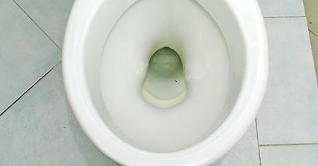 Zamiast do ciasta, wrzuć do muszli. Toaleta będzie lśnić