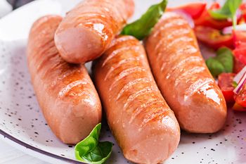 Tych osłonek nie musisz ściągać z parówek. Są jadalne, ale mało kto o tym wie