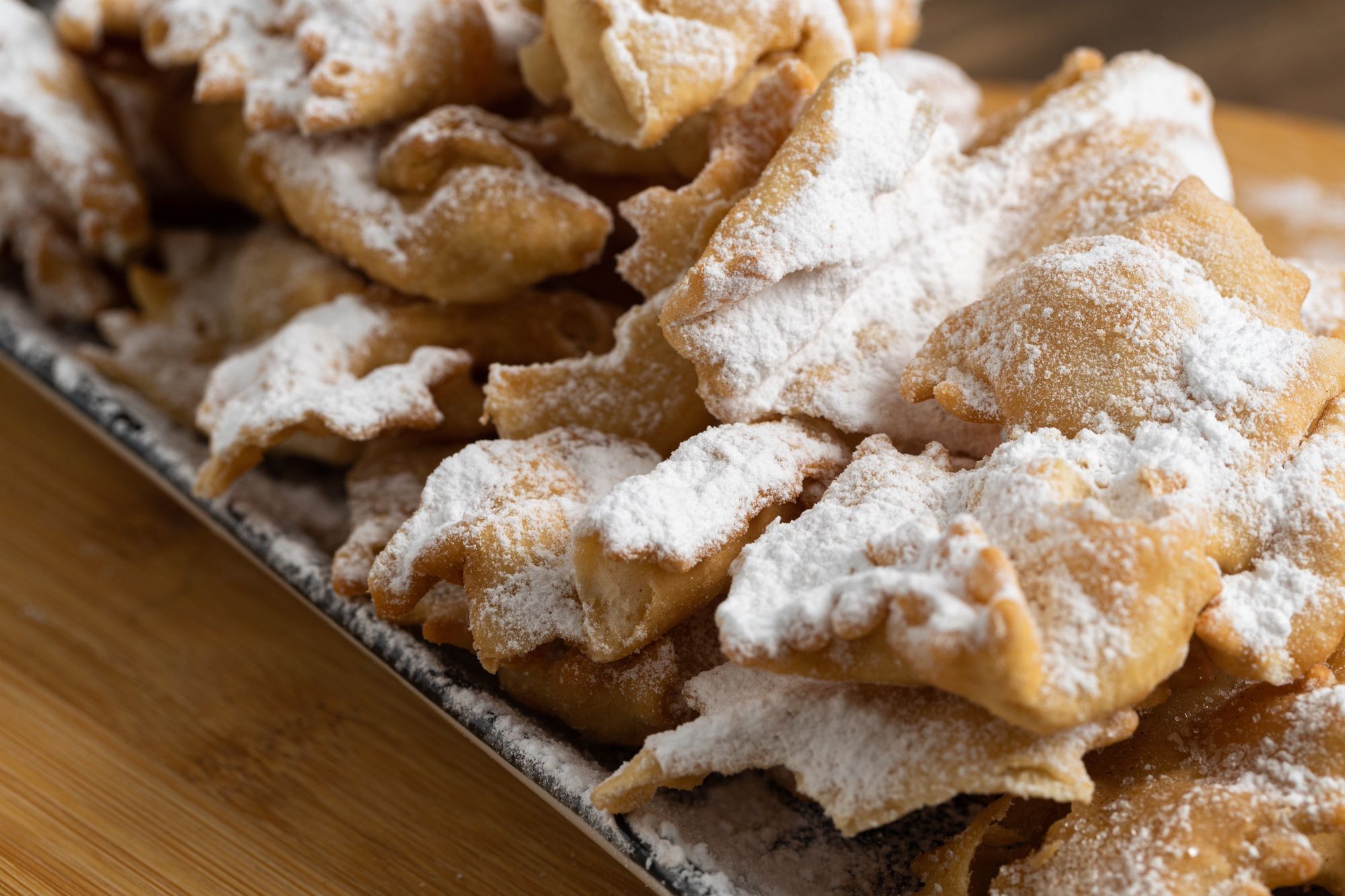 Faworki i pączki to jedne z najpopularniejszych łakoci jedzonych w Tłusty Czwartek 