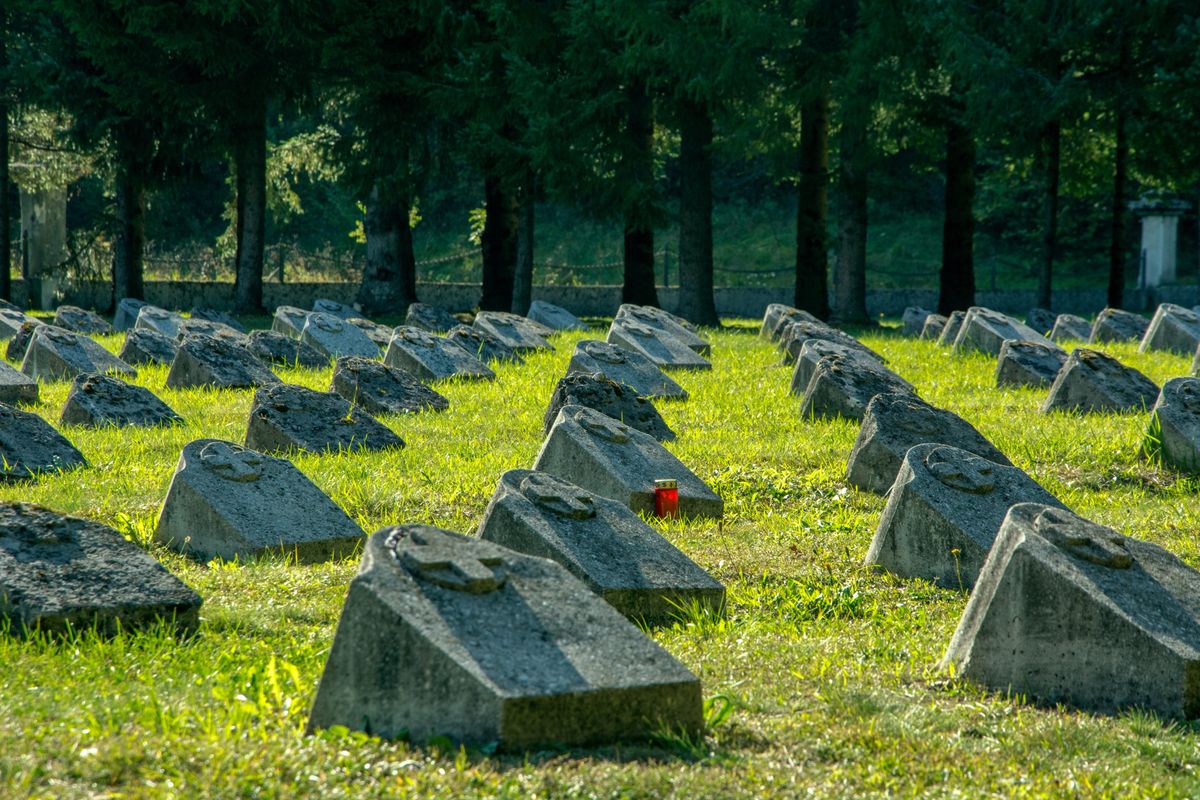 Nowe nagrobki na cmentarzu w Olsztynie mają mieć prostą formę, nawiązującą do wojennych cmentarzy w USA, ale też podobnych nekropolii w Europie - na zdjęciu cmentarz żołnierzy armii Austro-Węgier w Słowenii