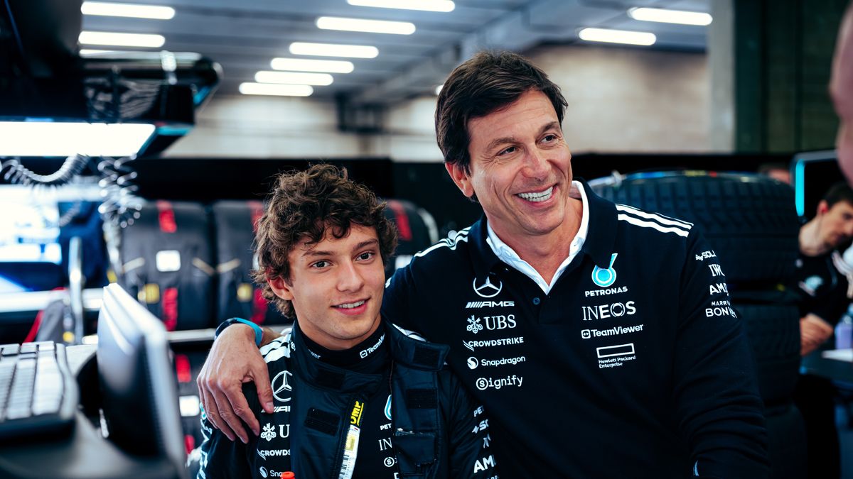 Materiały prasowe / Mercedes / Na zdjęciu: Andrea Kimi Antonelli (z lewej) i Toto Wolff
