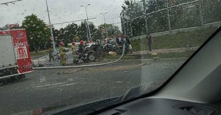 Kolizja na skrzyżowaniu Wojtasa z Choiny. BMW wjechało w sygnalizację świetlną