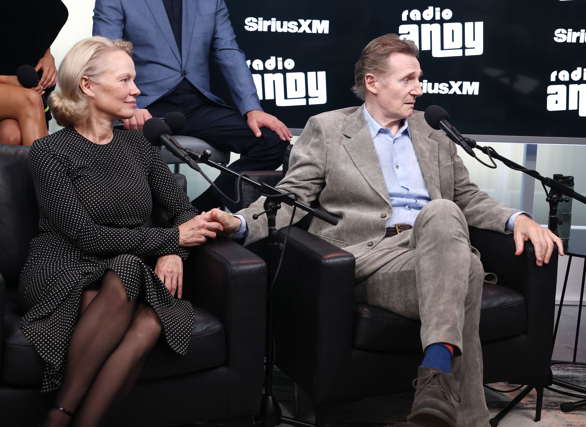 Pamela Anderson i Liam Neeson chętnie okazują sobie czułości