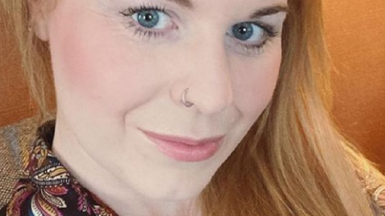 Kobieta trenuje pary. 