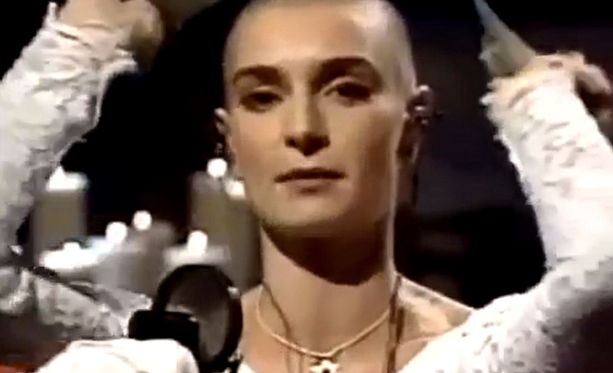 Sinéad O’Connor zniszczyła zdjęcie papieża Jana Pawła II. Wszyscy się od niej odwrócili