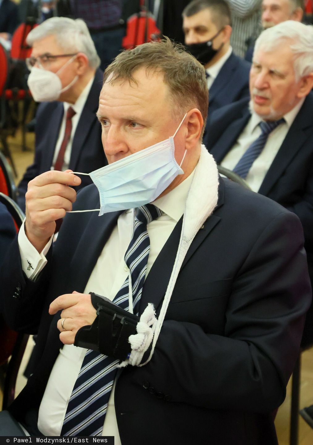 Jacek Kurski z ręką na temblaku