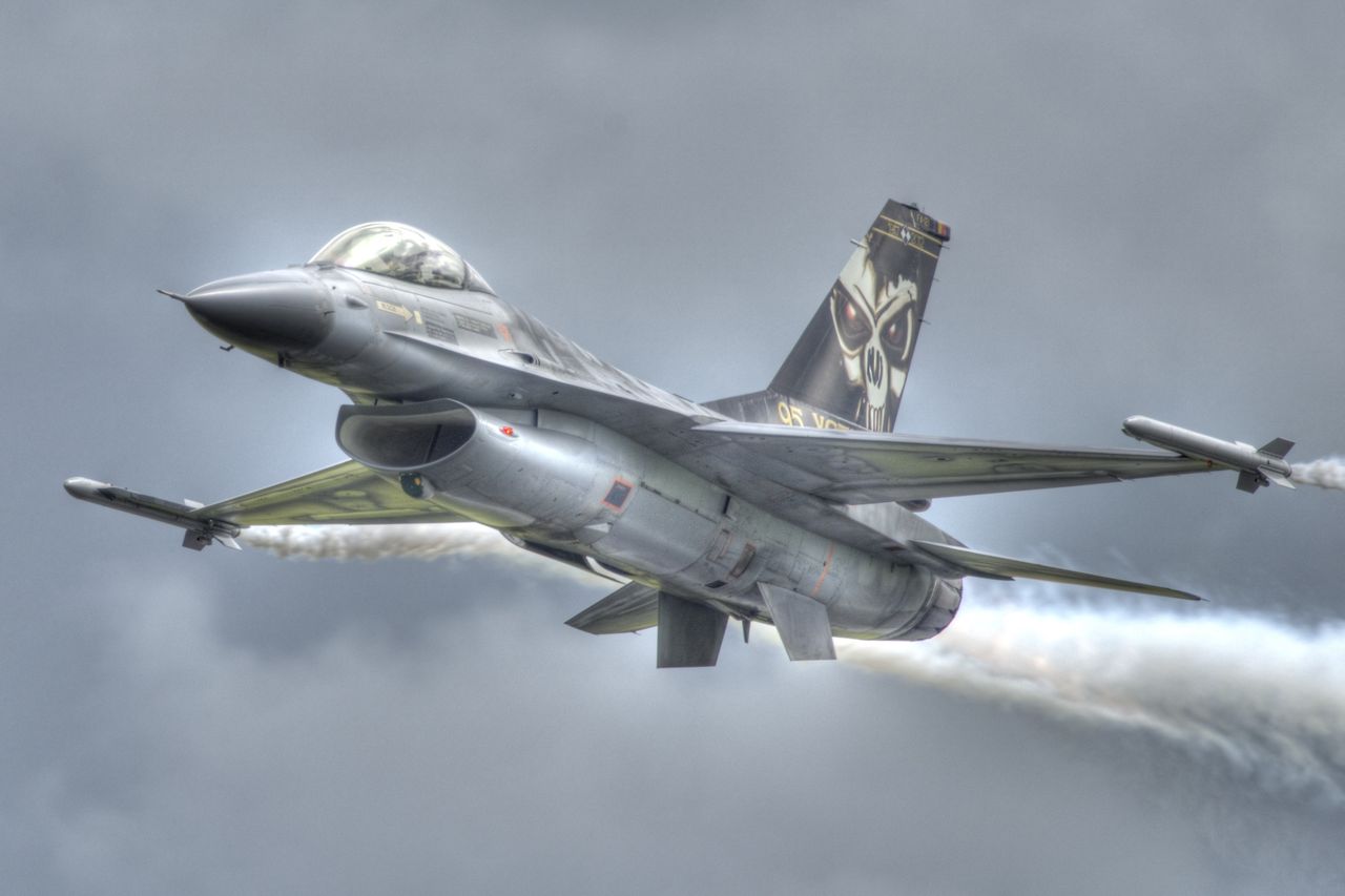 "Są zdecydowanie zwrotniejsze od MiG-ów". Ukrainiec szczerze o F-16