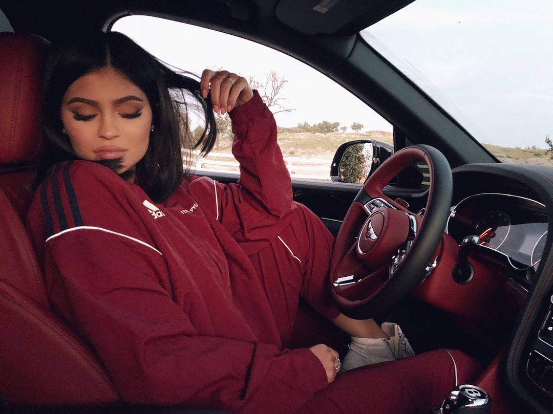 Kylie Jenner chwali się figurą po ciąży
