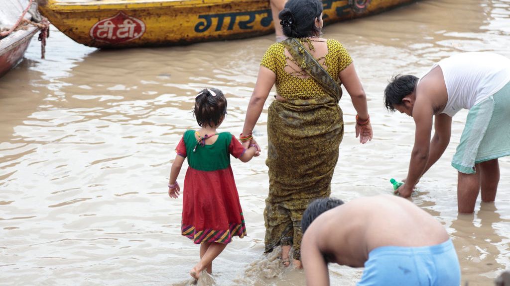 Ciało dziewczynki znaleziono na brzegu Gangesu. Zdj. ilustracyjne