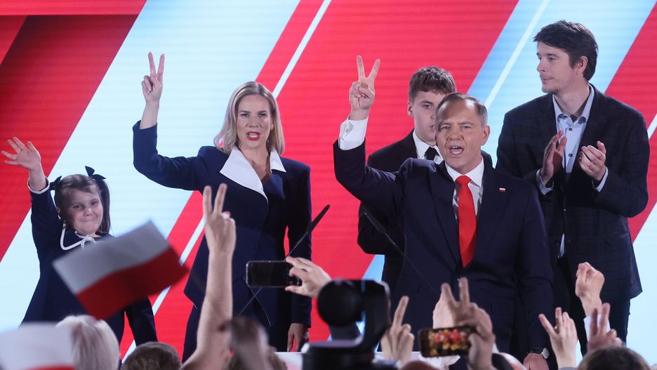 Warszawa, 01.06.2025. Wybory prezydenta RP - II tura. Kandydat Komitetu Obywatelskiego, popierany przez PiS prezes IPN Karol Nawrocki (front) z żoną Martą (2L), córką Kasią (L) oraz synami Antonim (2P) i Danielem (P) w swoim sztabie wyborczym, 1 bm. w Warszawie. Zakończyło się głosowanie w II turze wyborów prezydenta RP. (mr) PAP/Leszek Szymański