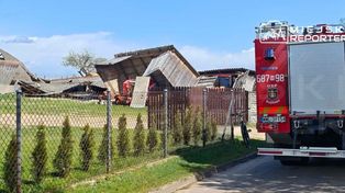 Ślężany: Wiatr przewrócił stodołę. Część budynku się zwaliła na stojące tam pojazdy