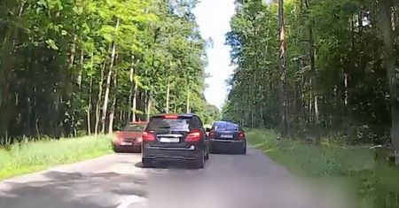 Niebezpieczne wyprzedzanie kilku aut naraz. Mercedes w Gdyni zepchnął innych na pobocze