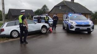 Audi w rowie, obok dwóch pijanych mężczyzn. Żaden nie przyznał się do jazdy, wylądowali na dołku