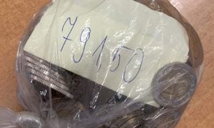 Tak ksiądz zapłacił kurierowi za przesyłkę. "Ciekawe czy z tacy?"