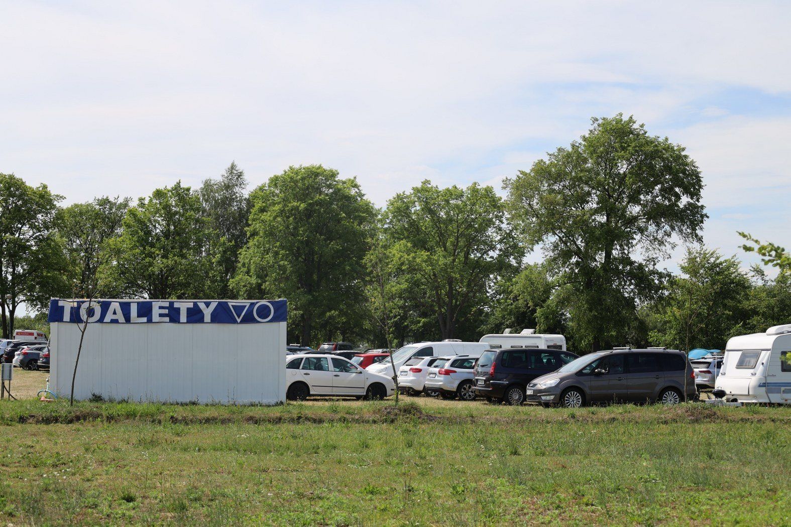 Z nieba leje się żar! Plażing nad Jeziorem Lednica. Czyta plaża, malownicze miejsce