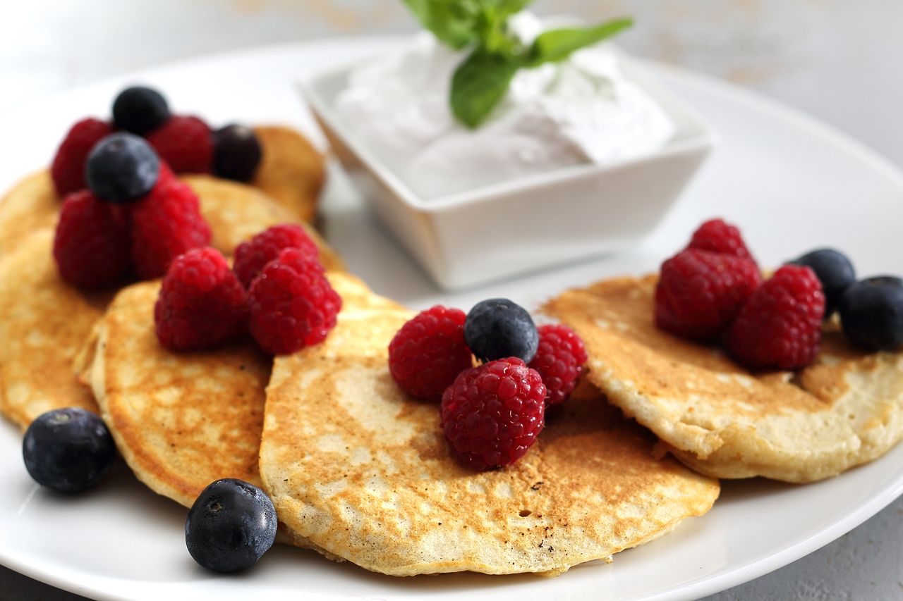 Zamiast zwykłych placuszków, robię te. Napakowane białkiem, idealne na lekkie śniadanie