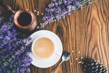 Kwiatowa rewolucja w filiżance. Kawa z tym aromatycznym dodatkiem pobudzi wszystkie zmysły
