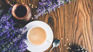 Kwiatowa rewolucja w filiżance. Kawa z tym aromatycznym dodatkiem pobudzi wszystkie zmysły
