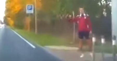Za wszelką cenę chciał zatrzymać auto. Kierowca nie odmówił mu pomocy