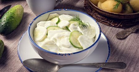 Moja ciocia robi mizerię tylko w ten sposób. Nie dodaje śmietany ani jogurtu