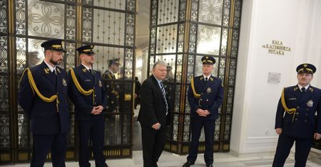 Szable, wysokie buty i nowe mundury. PiS bierze się za reformę straży marszałkowskiej