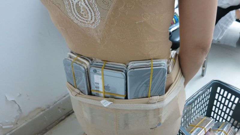 Ta kobieta próbowała przemycić 102 iPhone'y... przyklejając je do siebie 1