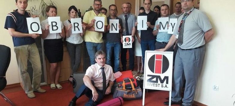 Prezes Leon Marciniec (na dole) w towarzystwie pracowników w czasie okupacji siedziby spółki.