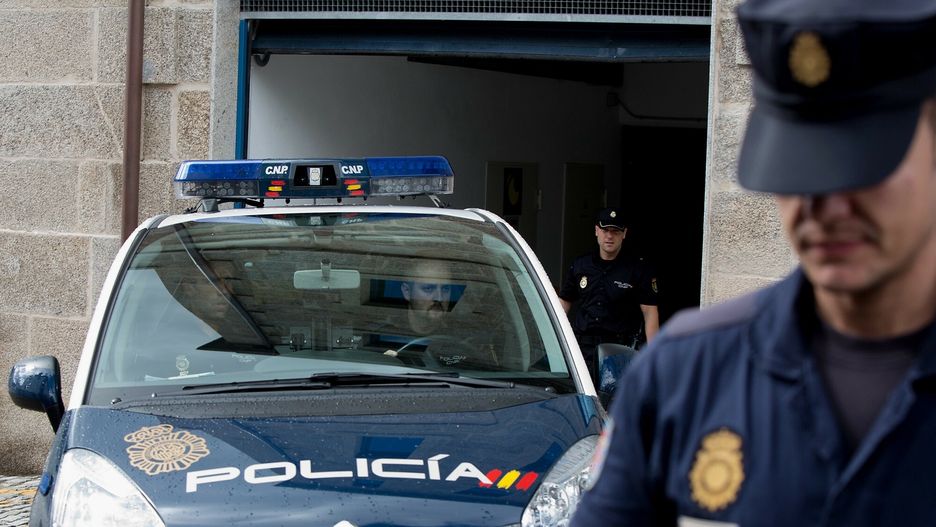 Maszynista hiszpa?skiego poci?gu na wolno?ci
SANTIAGO DE COMPOSTELA, SPAIN - JULY 28: A police car leaving the police station takes train driver Francisco Jose Garzon Amo, 53, to the Preliminary Court on July 28, 2013 in Santiago de Compostela, Spain. The high speed train crashed after it derailed on a bend as it approached the north-western Spanish city of Santiago de Compostela at 8:40pm on July 24th. At least 79 people have died and a further 131 are reported injured. The crash occured on the eve of the Santiago de Compostela Festivities. The train driver, Garzon Amo, has been formally accused of reckless homicide and remains in custody awaiting an appearance in court. (Photo by Pablo Blazquez Dominguez/Getty Images)
Pablo Blazquez Dominguez