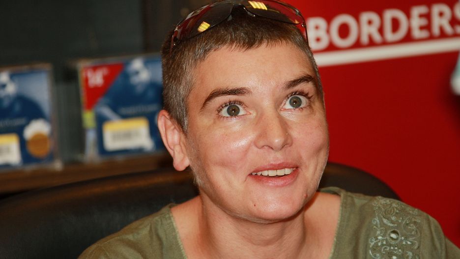 Sinead  O'Connor w wydanych pamiętnikach poświęciła wiele uwagi jej romansom.