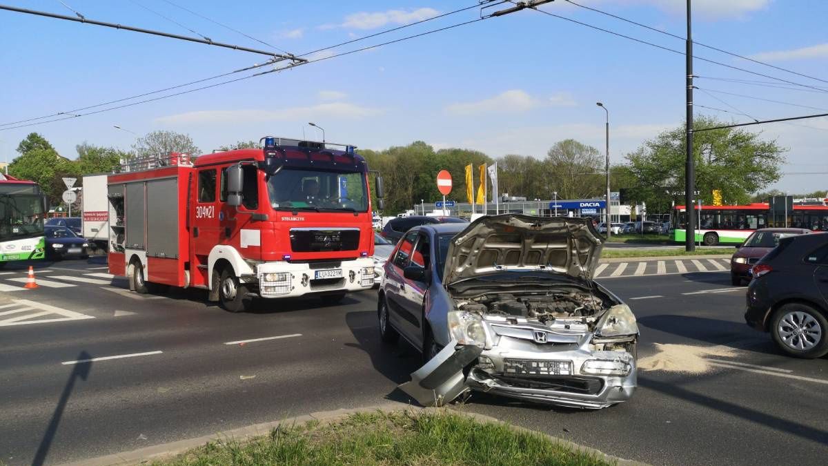 Zderzenie hondy z volvo na rondzie Mohyły w Lublinie