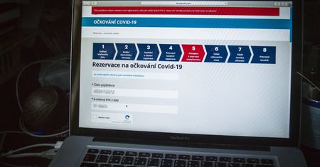 Szczepienia na COVID. Problem Polaków w Czechach