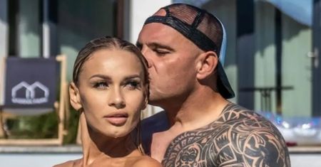 Ukochana gwiazdora "Gogglebox" pokazała się w wyjątkowo SKĄPYM bikini. Fani oszaleli na jej widok. "Kobieta petarda" (FOTO)