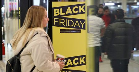 Pożyczka na przecenione zakupy w czasie Black Week. Sprawdziliśmy, czy będzie opłacalna
