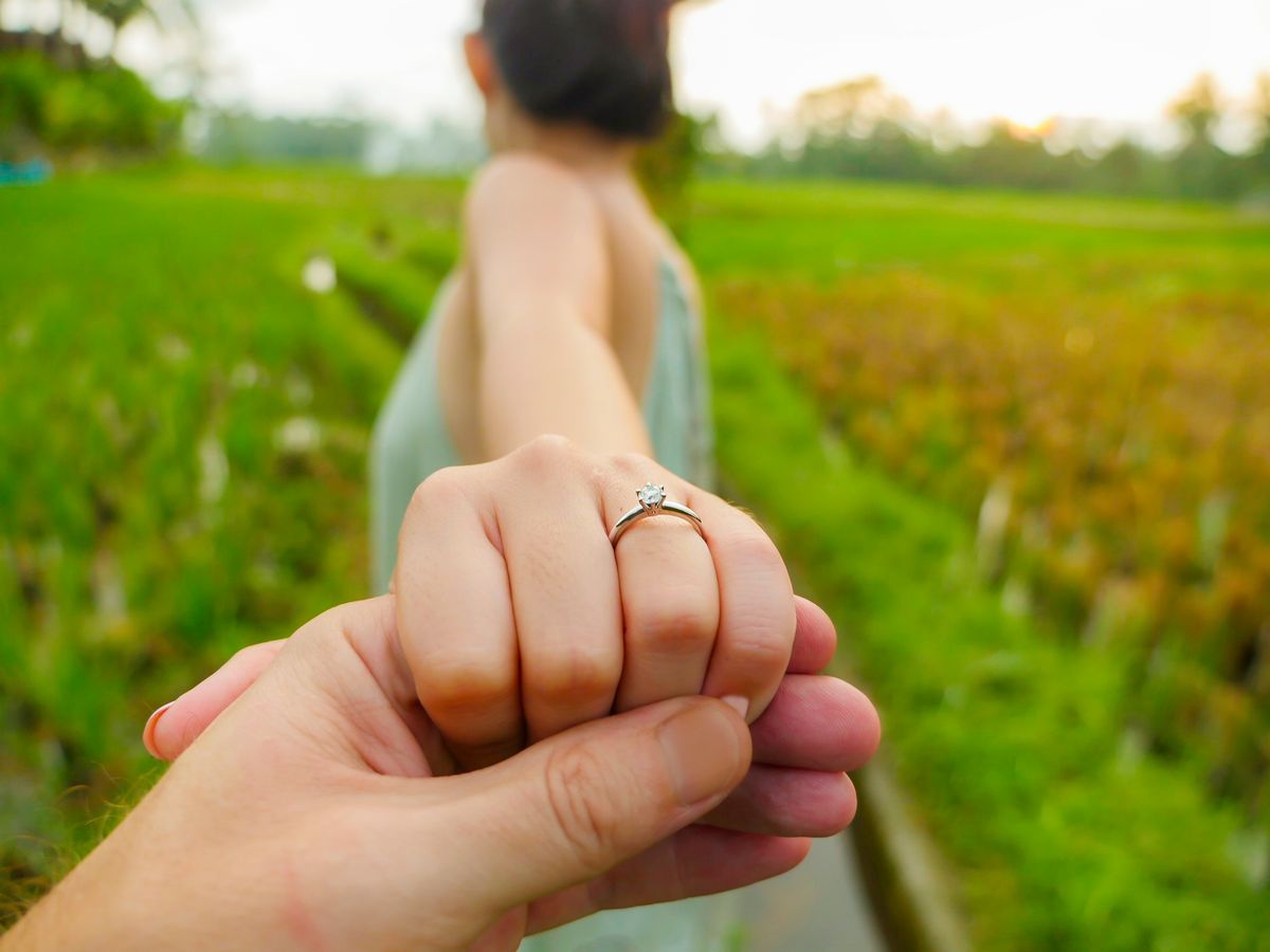 Jak wybrać pierścionek zaręczynowy? Cztery rady przed kupnem