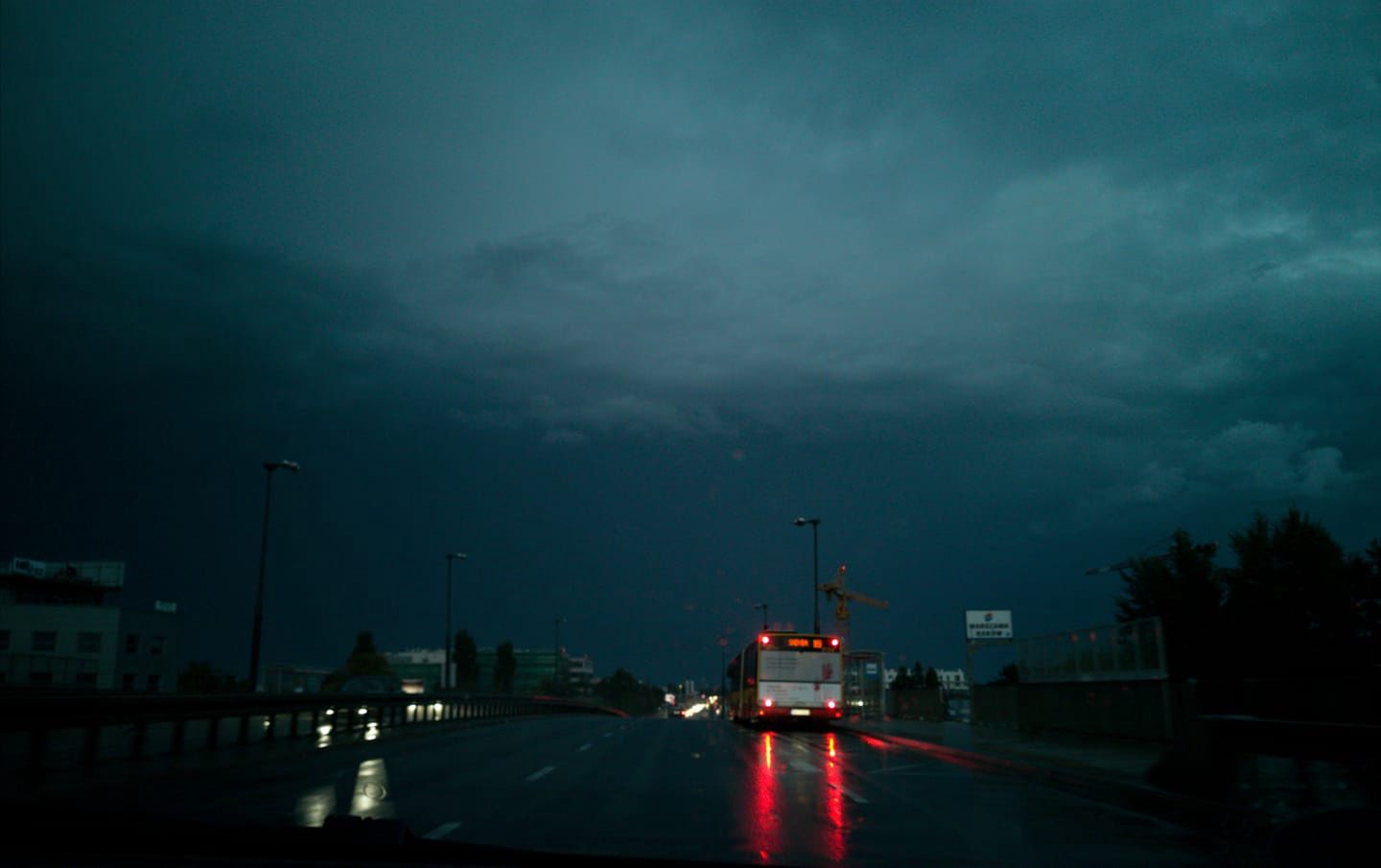 Burza. Warszawa i czarne chmury