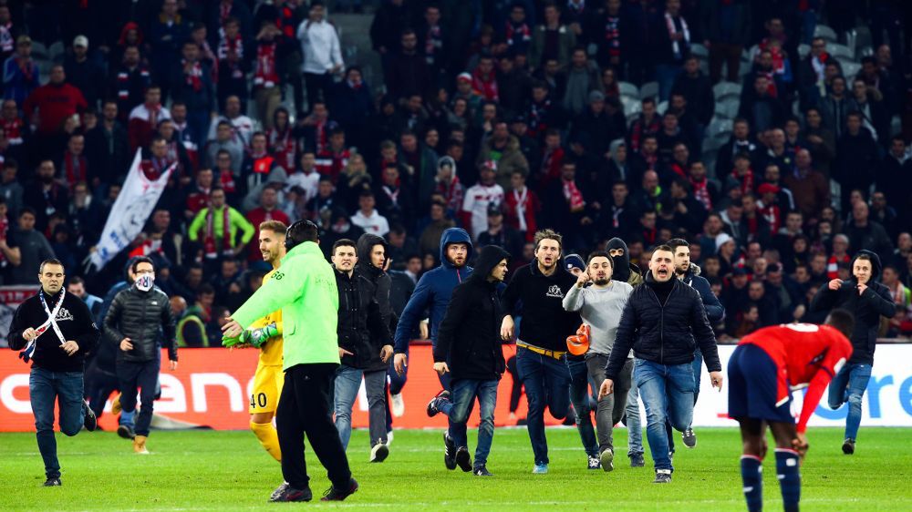 Newspix / FOT. ICON SPORT/NEWSPIX.PL / Na zdjęciu: kibice wbiegają na boisko po meczu Ligue 1 Lille - Montpellier (10.03.2018)