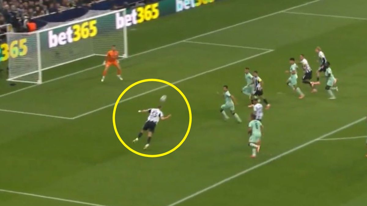 Twitter / x.com/CANALPLUS_SPORT / Na zdjęciu: Dan Burn strzela gola Bilbao w meczu LM