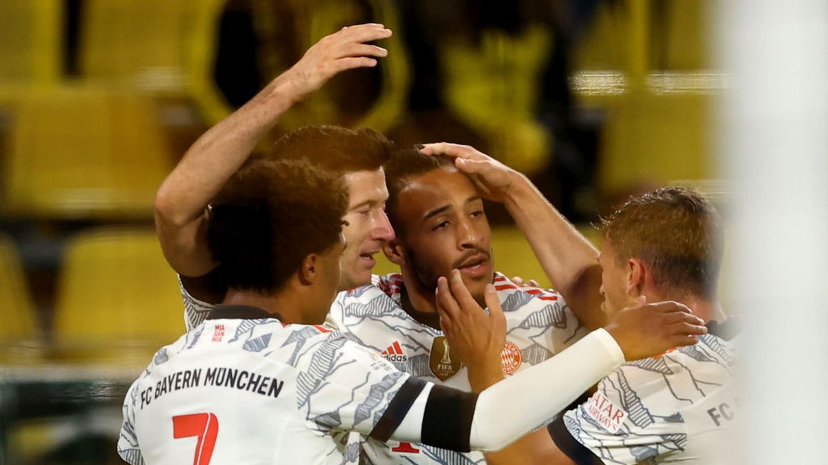 Robert Lewandowski i piłkarze Bayernu Monachium cieszą się z gola