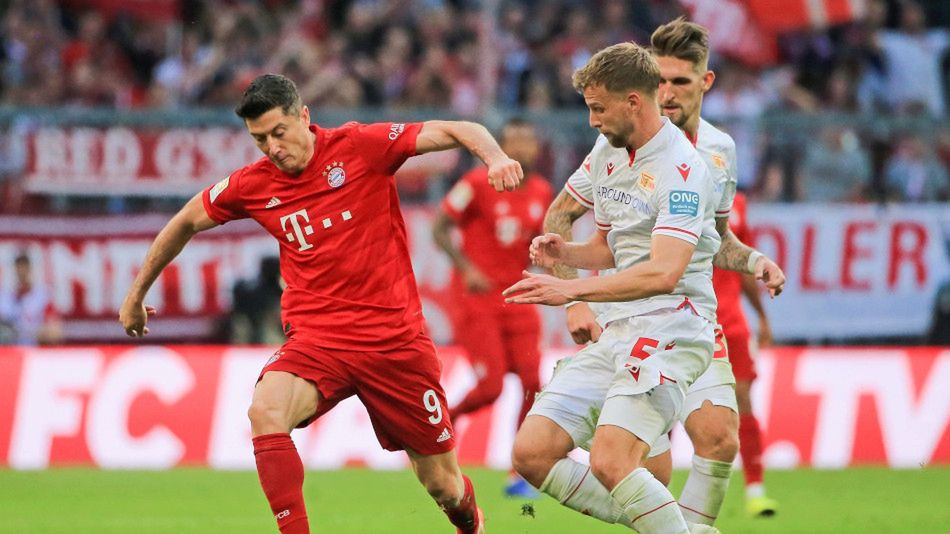 PAP/EPA / Na zdjęciu: Robert Lewandowski (z lewej) oraz Marvin Friedrich (w środku)