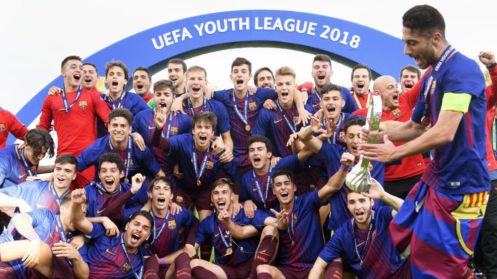 piłkarze FC Barcelona świętują zwycięstwo w Młodzieżowej LM