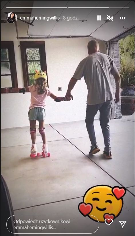 Bruce Willis podtrzymuje córeczkę.