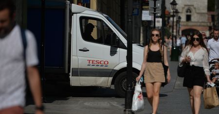 Tesco zwalnia nie tylko w sklepach. Zagrożeni są też pracownicy dystrybucji